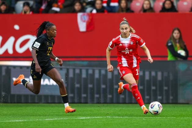 Katharina Naschenweng (FC Bayern Muenchen, 19) it Lydia Andrade (1. FC Koeln, 17), GER, FC Bayern Muenchen vs. 1. FC Koeln, Fussball, Google Pixel Frauen-Bundesliga, 7. Spieltag, Saison 2025 2026, 19.10.2025, DFL DFB REGULATIONS PROHIBIT ANY USE OF PHOTOGRAPHS as IMAGE SEQUENCES and or QUASI-VIDEO, GER, FC Bayern Muenchen vs. 1. FC Koeln, Fussball, Google Pixel Frauen-Bundesliga, 7. Spieltag, Saison 2025 2026, 19.10.2025 Muenchen Copyright: xEibner-Pressefoto JennixMaulx EP_JML