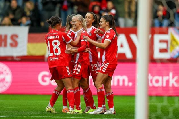 Jubel zum Elfmeter Tor durch Pernille Harder (FC Bayern Muenchen, 21), GER, FC Bayern Muenchen vs. 1. FC Koeln, Fussball, Google Pixel Frauen-Bundesliga, 7. Spieltag, Saison 2025 2026, 19.10.2025, DFL DFB REGULATIONS PROHIBIT ANY USE OF PHOTOGRAPHS as IMAGE SEQUENCES and or QUASI-VIDEO, GER, FC Bayern Muenchen vs. 1. FC Koeln, Fussball, Google Pixel Frauen-Bundesliga, 7. Spieltag, Saison 2025 2026, 19.10.2025 Muenchen Copyright: xEibner-Pressefoto JennixMaulx EP_JML