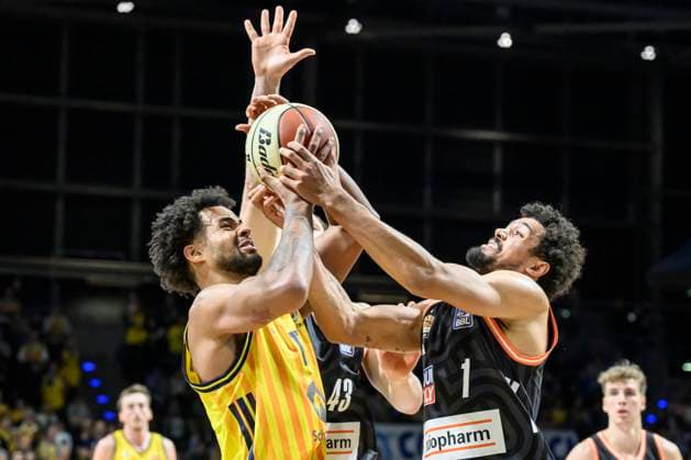 GER, Berlin, Basketball, Alba Berlin vs ratiopharm Ulm - Achtelfinale im BBL Pokal in der Max-Schmeling-Halle , BBL, im Bild v.l.: Norris Agbakoko (Alba Berlin), Len Schormann (Ulm, 1) , Zweikampf, Action, Kampf, kaempft um den Ball, 19.10.2025 Copyright: HMBxMedia UwexKoch