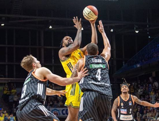 Basketball, Herren, Saison 2025 2026, BBL Pokal (Achtelfinale), Alba Berlin - ratiopharm Ulm, v.l. Christian Sengfelder (Ulm), J wan Roberts (Alba), Christopher Ledlum (Ulm), Bryce Brown (Ulm), 19.10.2025, Copyright: xSebastianxRäppold MatthiasxKochx