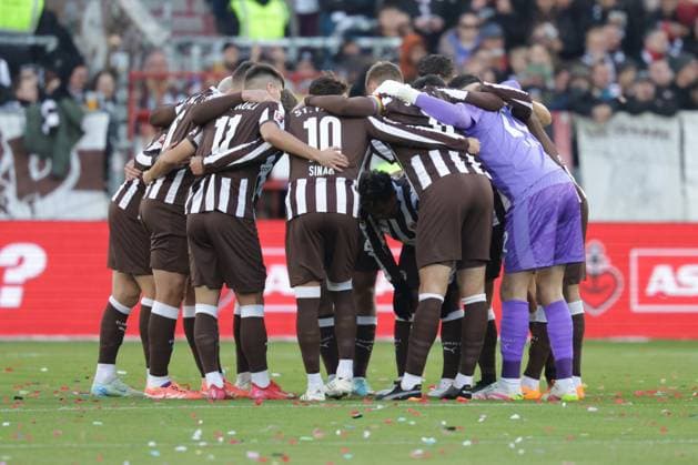 GER, Hamburg, Fussball, DFL, FC St. Pauli vs TSG 1899 Hoffenheim , im Millerntor Stadion , 19.10.2025 , v.l. Die Mansschaft vom FC St. Pauli macht ein Kreis vor dem Spiel, Zusammenhalt, Motivation, Teamgeist DFL regulations prohibit any use of photographs as image sequences and or quasi-video. Copyright: HMBxMedia FernandoxSoares