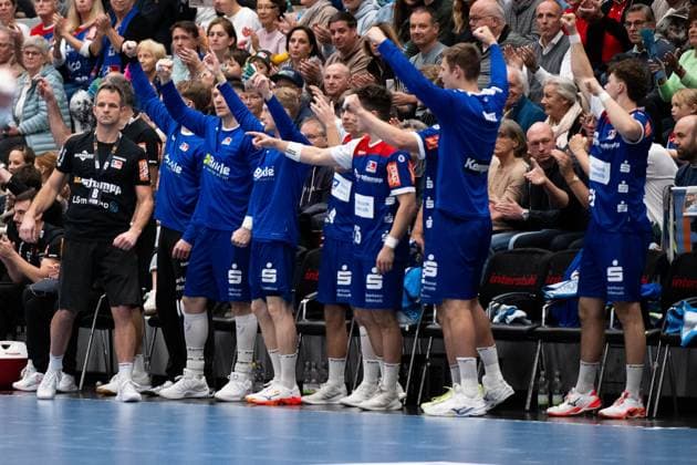 Matthias Flohr, (HBW Balingen Weilstetten, Trainer) links mit feiernder Bank, HBW Balingen Weilstetten vs. TuS Ferndorf, Handball, 2. Bundesliga, 8. Spieltag, Saison 2025 2026, 19.10.2025 Eibner-Pressefoto Andreas Ulmer HBW Balingen Weilstetten vs. TuS Ferndorf, Handball, 2. Bundesliga, 8. Spieltag, Saison 2025 2026, 19.10.2025 Balingen Copyright: xEibner-Pressefoto AndreasxUlmerx EP_AUR