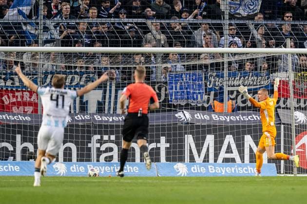 Clemens Lippmann (TSV 1860 Muenchen, 41) jubelt, Maximilian Braune (Torwart, MSV Duisburg, 01) musste eben das Tor zum 2:1 durch Sigurd Haugen (TSV 1860 Muenchen, 22) - nicht im Bild - hinnehmen GER, TSV 1860 Muenchen vs. MSV Duisburg, Fussball, 3. Bundesliga, 11. Spieltag, Saison 2025 2026, 19.10.2025. (DFL DFB REGULATIONS PROHIBIT ANY USE OF PHOTOGRAPHS as IMAGE SEQUENCES and or QUASI-VIDEO). GER, TSV 1860 Muenchen vs. MSV Duisburg, Fussball, 3. Bundesliga, 11. Spieltag, Saison 2025 2026, 19.10.2025. Muenchen Copyright: xEibner-Pressefoto HeikexFeinerx EP_HFR