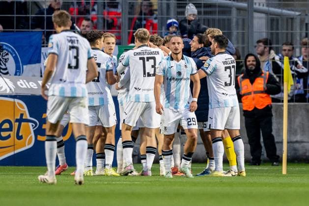Die Muenchner bejubeln mit Sigurd Haugen (TSV 1860 Muenchen, 22) dessen Tor zum 2:1 GER, TSV 1860 Muenchen vs. MSV Duisburg, Fussball, 3. Bundesliga, 11. Spieltag, Saison 2025 2026, 19.10.2025. (DFL DFB REGULATIONS PROHIBIT ANY USE OF PHOTOGRAPHS as IMAGE SEQUENCES and or QUASI-VIDEO). GER, TSV 1860 Muenchen vs. MSV Duisburg, Fussball, 3. Bundesliga, 11. Spieltag, Saison 2025 2026, 19.10.2025. Muenchen Copyright: xEibner-Pressefoto HeikexFeinerx EP_HFR