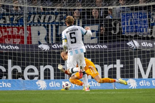 Thore Jacobsen (TSV 1860 Muenchen, 05) bei seinem Tor zum 3:1 - Endstand gegen Maximilian Braune (Torwart, MSV Duisburg, 01) GER, TSV 1860 Muenchen vs. MSV Duisburg, Fussball, 3. Bundesliga, 11. Spieltag, Saison 2025 2026, 19.10.2025. (DFL DFB REGULATIONS PROHIBIT ANY USE OF PHOTOGRAPHS as IMAGE SEQUENCES and or QUASI-VIDEO). GER, TSV 1860 Muenchen vs. MSV Duisburg, Fussball, 3. Bundesliga, 11. Spieltag, Saison 2025 2026, 19.10.2025. Muenchen Copyright: xEibner-Pressefoto HeikexFeinerx EP_HFR