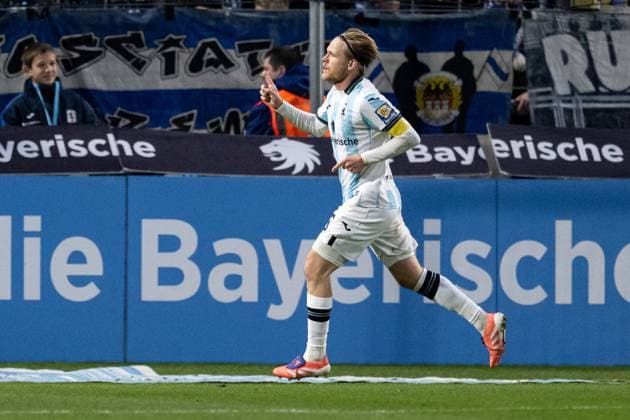 Thore Jacobsen (TSV 1860 Muenchen, 05) bejubelt sein Tor zum 3:1 - Enstand GER, TSV 1860 Muenchen vs. MSV Duisburg, Fussball, 3. Bundesliga, 11. Spieltag, Saison 2025 2026, 19.10.2025. (DFL DFB REGULATIONS PROHIBIT ANY USE OF PHOTOGRAPHS as IMAGE SEQUENCES and or QUASI-VIDEO). GER, TSV 1860 Muenchen vs. MSV Duisburg, Fussball, 3. Bundesliga, 11. Spieltag, Saison 2025 2026, 19.10.2025. Muenchen Copyright: xEibner-Pressefoto HeikexFeinerx EP_HFR