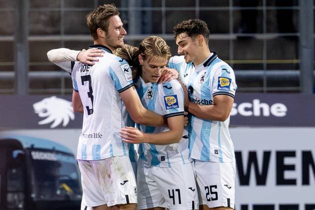 Die Muenchner bejubeln mit Thore Jacobsen (TSV 1860 Muenchen, 05) dessen Tor zum 3:1 - Endstand GER, TSV 1860 Muenchen vs. MSV Duisburg, Fussball, 3. Bundesliga, 11. Spieltag, Saison 2025 2026, 19.10.2025. (DFL DFB REGULATIONS PROHIBIT ANY USE OF PHOTOGRAPHS as IMAGE SEQUENCES and or QUASI-VIDEO). GER, TSV 1860 Muenchen vs. MSV Duisburg, Fussball, 3. Bundesliga, 11. Spieltag, Saison 2025 2026, 19.10.2025. Muenchen Copyright: xEibner-Pressefoto HeikexFeinerx EP_HFR