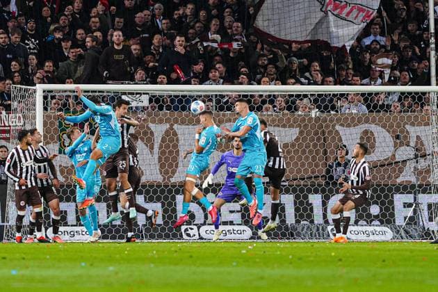 Torschuss Torchance per Kopfball Tim Lemperle (TSG 1899 Hoffenheim, 19) GER, FC St. Pauli vs. TSG 1899 Hoffenheim, Fussball, 1. Bundesliga, Spieltag 7, Saison 2025 2026, 19.10.2025 DFL REGULATIONS PROHIBIT ANY USE OF PHOTOGRAPHS AS IMAGE SEQUENCES AND OR QUASI-VIDEO GER, FC St. Pauli vs. TSG 1899 Hoffenheim, Fussball, 1. Bundesliga, Spieltag 7, Saison 2025 2026, 19.10.2025 Hamburg Copyright: xEibner-Pressefoto MarcelxvonxFehrnx EP_MFN