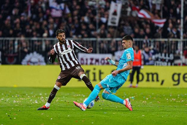 Danel Sinani (FC St. Pauli, 10), Andrej Kramaric (TSG 1899 Hoffenheim, 27) GER, FC St. Pauli vs. TSG 1899 Hoffenheim, Fussball, 1. Bundesliga, Spieltag 7, Saison 2025 2026, 19.10.2025 DFL REGULATIONS PROHIBIT ANY USE OF PHOTOGRAPHS AS IMAGE SEQUENCES AND OR QUASI-VIDEO GER, FC St. Pauli vs. TSG 1899 Hoffenheim, Fussball, 1. Bundesliga, Spieltag 7, Saison 2025 2026, 19.10.2025 Hamburg Copyright: xEibner-Pressefoto MarcelxvonxFehrnx EP_MFN