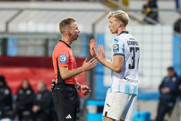 Referee Schiedsrichter Martin Wilke., links, spricht energisch mit Raphael Schifferl 37 (TSV 1860 Muenchen), TSV 1860 Muenchen vs. MSV Duisburg, DFL, Dritte Liga, Saison 2025 2026, Stadion an der Gruenwalder Strasse, Hinrunde, 11. Spieltag, 19.10.2025 DFB regulations prohibit any use of photographs as image sequences and or quasi-video Muenchen Bayern Deutschland
