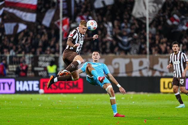 Eric Smith (FC St. Pauli, 08), Tim Lemperle (TSG 1899 Hoffenheim, 19) GER, FC St. Pauli vs. TSG 1899 Hoffenheim, Fussball, 1. Bundesliga, Spieltag 7, Saison 2025 2026, 19.10.2025 DFL REGULATIONS PROHIBIT ANY USE OF PHOTOGRAPHS AS IMAGE SEQUENCES AND OR QUASI-VIDEO GER, FC St. Pauli vs. TSG 1899 Hoffenheim, Fussball, 1. Bundesliga, Spieltag 7, Saison 2025 2026, 19.10.2025 Hamburg Copyright: xEibner-Pressefoto MarcelxvonxFehrnx EP_MFN