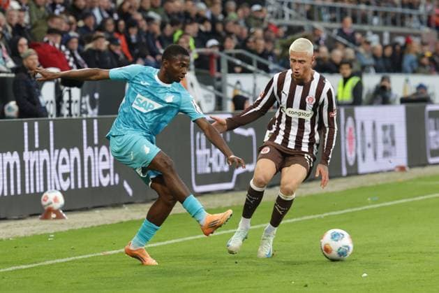 GER, Hamburg, Fussball, DFL, FC St. Pauli vs TSG 1899 Hoffenheim , im Millerntor Stadion , 19.10.2025 , v.l. Bazoumana Toure (TSG 1899 Hoffenheim, 29) , Louis Oppie (FC St. Pauli , 23) DFL regulations prohibit any use of photographs as image sequences and or quasi-video. Copyright: HMBxMedia FernandoxSoares