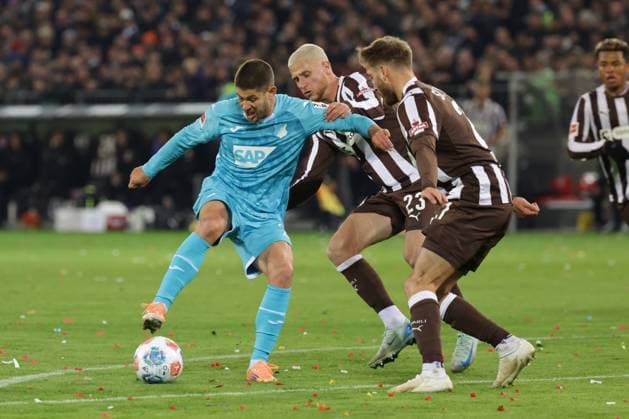 GER, Hamburg, Fussball, DFL, FC St. Pauli vs TSG 1899 Hoffenheim , im Millerntor Stadion , 19.10.2025 , v.l. Andrej Kramaric (TSG 1899 Hoffenheim, 27) , Louis Oppie (FC St. Pauli , 23) , Lars Ritzka (FC St. Pauli ,21 ) DFL regulations prohibit any use of photographs as image sequences and or quasi-video. Copyright: HMBxMedia FernandoxSoares