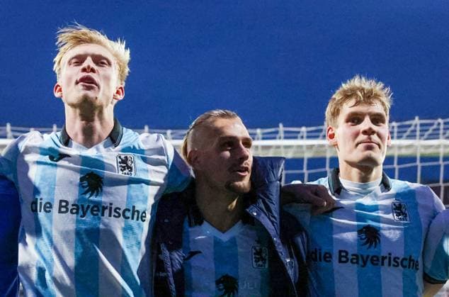 links nach rechts: Raphael Schifferl 37 (TSV 1860 Muenchen), Sigurd Haugen 22 (TSV 1860 Muenchen) und Max Christiansen 13 (TSV 1860 Muenchen) feiern mit den Fans den Heimsieg, Schlussjubel, TSV 1860 Muenchen vs. MSV Duisburg, DFL, Dritte Liga, Saison 2025 2026, Stadion an der Gruenwalder Strasse, Hinrunde, 11. Spieltag, 19.10.2025 DFB regulations prohibit any use of photographs as image sequences and or quasi-video Muenchen Bayern Deutschland