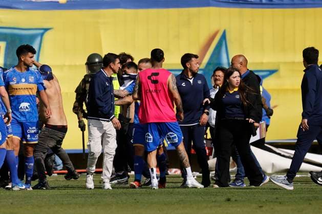 Futbol, Everton vs Universidad Catolica. Fecha 24, Liga de Primera 2025. El entrenador de Everton, Mauricio Larriera, durante la invasion de hinchas a la cancha en el partido de la Liga de Primera contra Universidad Catolica realizado en el estadio Sausalito de Vina del Mar, Chile. 19 10 2025 Sebastian Cisternas Photosport Football, Everton vs Universidad Catolica. 24th turn, First division league. Everton™s head coach, Mauricio Larriera, during a first division match against Universidad Catolica at the Sausalito stadium in Vina del Mar, Chile. 19 10 2025 Sebastian Cisternas Photosport Everton vs Universidad Catolica, campeonato 2025