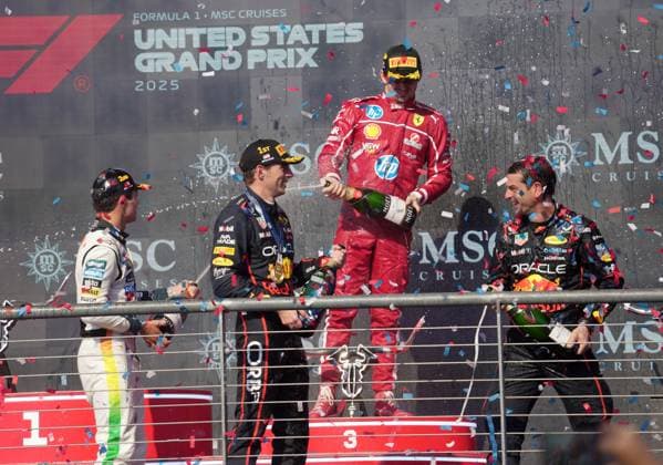 FORMULA 1 MSC CRUISES UNITED STATES GRAND PRIX 2025 19.10.2025, Circuit of The Americas, Austin, FORMULA 1 MSC CRUISES UNITED STATES GRAND PRIX 2025 , im Bild Sieger Max Verstappen (NLD), Oracle Red Bull Racing, 2.Platz für Lando Norris (GBR), McLaren F1 Team, 3.Platz für Charles Leclerc (MCO), Scuderia Ferrari HP, Chefmechaniker Chris Gent (Oracle Red Bull Racing)