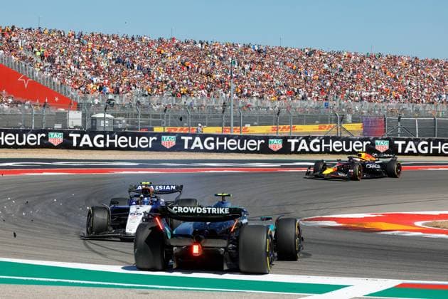 19.10.2025, Circuit of The Americas, Austin, FORMULA 1 MSC CRUISES UNITED STATES GRAND PRIX 2025 , im Bild Unfall zwischen Carlos Sainz Jr. (ESP), Atlassian Williams Racing und Andrea Kimi Antonelli (ITA), Mercedes-AMG Petronas Formula One Team (Photo by Hasan Bratic DeFodi Images) 19 10 2025, Circuit of The Americas, Austin, FORMULA 1 MSC CRUISES UNITED STATES GRAND PRIX 2025 , in the picture accident between Carlos Sainz Jr ESP , Atlassian Williams Racing and Andrea Kimi Antonelli ITA , Mercedes AMG Petronas Formula One Team Photo by Hasan Bratic DeFodi Images