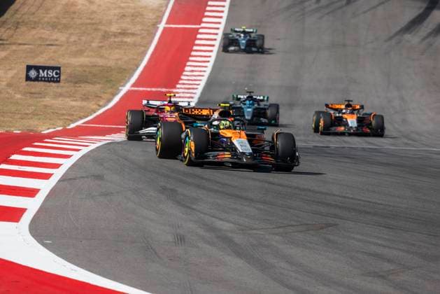 Formula 1 MSC Cruises United States Grand Prix 2025 Alexis Perrin OVERTAKE MAXPPP - Austin 19 10 2025 04 NORRIS Lando (gbr), McLaren F1 Team, action, 44 HAMILTON Lewis (gbr), Scuderia Ferrari HP, action at the Formula 1 MSC Cruises United States Grand Prix 2025, the 19th round of the 2025 FIA Formula 1 World Championship, WM, Weltmeisterschaft at the Circuit of The Americas in Austin, Texas, United States, from October 16 to 19, 2025 Austin Circuit of The Americas United States Copyright: xOVERTAKE MAXPPPxAlexisxPerrinx OVT202510209175 OVT202510209175