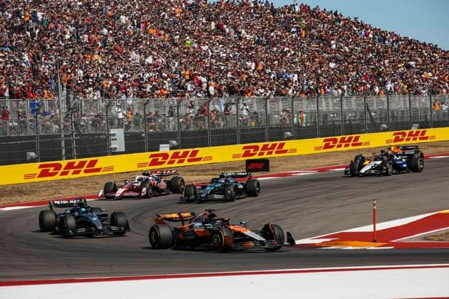 F1 - UNITED STATES GRAND PRIX 2025 81 PIASTRI Oscar (aus), McLaren F1 Team MCL39, action 63 RUSSELL George (gbr), Mercedes AMG F1 Team W16, action 12 KIMI ANTONELLI Andrea (ita), Mercedes AMG F1 Team W16, action 87 BEARMAN Ollie Oliver (gbr), Haas F1 Team VF-25 Ferrari, action spectators, fans during the 2025 Formula 1 United States Grand Prix, 19th round of the 2025 FIA Formula One World Championship, WM, Weltmeisterschaft from October 17 to 19, 2025 on the Circuit of the Americas, in Austin, Texas, United States of America - AustinUnited States Copyright: xXavixBonillax