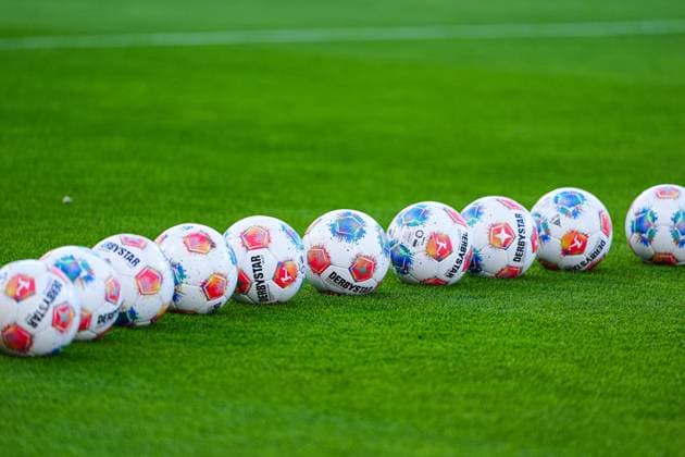 Derbystar Spielball Spielbaelle, Themenfoto, Themenbild, Symbolfoto, Symbolbild, Stockfoto GER, FC St. Pauli vs. TSG 1899 Hoffenheim, Fussball, 1. Bundesliga, Spieltag 7, Saison 2025 2026, 19.10.2025 DFL REGULATIONS PROHIBIT ANY USE OF PHOTOGRAPHS AS IMAGE SEQUENCES AND OR QUASI-VIDEO GER, FC St. Pauli vs. TSG 1899 Hoffenheim, Fussball, 1. Bundesliga, Spieltag 7, Saison 2025 2026, 19.10.2025 Hamburg Copyright: xEibner-Pressefoto MarcelxvonxFehrnx EP_MFN