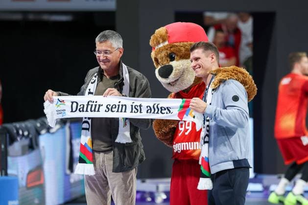 Herbert Hainer (FC Bayern Muenchen, Praesident) mit Schal fuer die Olympia Abstimmung in Muenchen, GER, FC Bayern Basketball vs. Basketball Loewen Braunschweig, Basketball, BBL Pokal, Achtelfinale, Saison 2025 2026, 20.10.2025, GER, FC Bayern Basketball vs. Basketball Loewen Braunschweig, Basketball, BBL Pokal, Achtelfinale, Saison 2025 2026, 20.10.2025 Muenchen Copyright: xEibner-Pressefoto JennixMaulx EP_JML