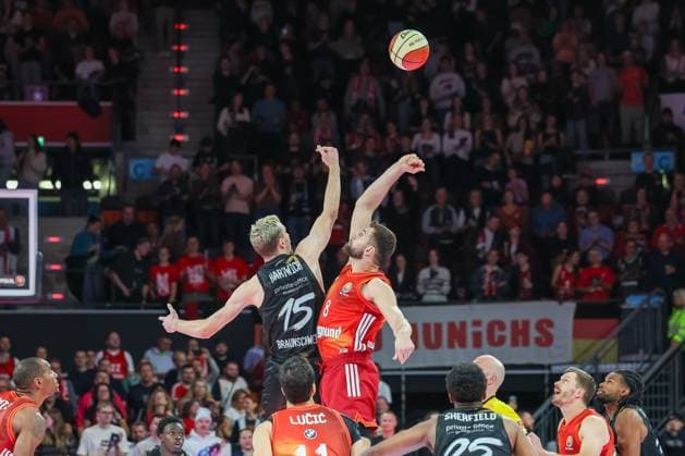 Tip-Off, Leon Kratzer (FC Bayern Basketball, 08) mit Philipp Hartwich (Basketball Loewen Braunschweig, 15), GER, FC Bayern Basketball vs. Basketball Loewen Braunschweig, Basketball, BBL Pokal, Achtelfinale, Saison 2025 2026, 20.10.2025, GER, FC Bayern Basketball vs. Basketball Loewen Braunschweig, Basketball, BBL Pokal, Achtelfinale, Saison 2025 2026, 20.10.2025 Muenchen Copyright: xEibner-Pressefoto JennixMaulx EP_JML