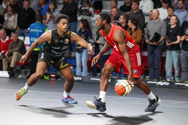 Kamar Baldwin (FC Bayern Basketball, 44) mit Grant Sherfield (Basketball Loewen Braunschweig, 25), GER, FC Bayern Basketball vs. Basketball Loewen Braunschweig, Basketball, BBL Pokal, Achtelfinale, Saison 2025 2026, 20.10.2025, GER, FC Bayern Basketball vs. Basketball Loewen Braunschweig, Basketball, BBL Pokal, Achtelfinale, Saison 2025 2026, 20.10.2025 Muenchen Copyright: xEibner-Pressefoto JennixMaulx EP_JML