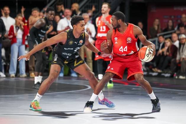 Kamar Baldwin (FC Bayern Basketball, 44) mit Ball mit Grant Sherfield (Basketball Loewen Braunschweig, 25), GER, FC Bayern Basketball vs. Basketball Loewen Braunschweig, Basketball, BBL Pokal, Achtelfinale, Saison 2025 2026, 20.10.2025, GER, FC Bayern Basketball vs. Basketball Loewen Braunschweig, Basketball, BBL Pokal, Achtelfinale, Saison 2025 2026, 20.10.2025 Muenchen Copyright: xEibner-Pressefoto JennixMaulx EP_JML
