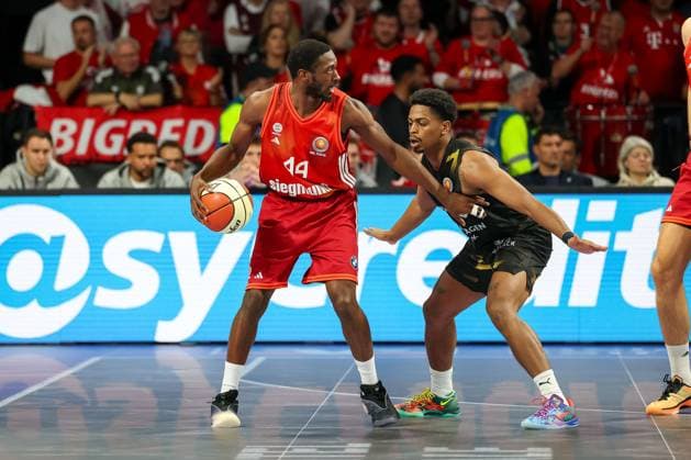 Kamar Baldwin (FC Bayern Basketball, 44) mit Ball mit Grant Sherfield (Basketball Loewen Braunschweig, 25), GER, FC Bayern Basketball vs. Basketball Loewen Braunschweig, Basketball, BBL Pokal, Achtelfinale, Saison 2025 2026, 20.10.2025, GER, FC Bayern Basketball vs. Basketball Loewen Braunschweig, Basketball, BBL Pokal, Achtelfinale, Saison 2025 2026, 20.10.2025 Muenchen Copyright: xEibner-Pressefoto JennixMaulx EP_JML