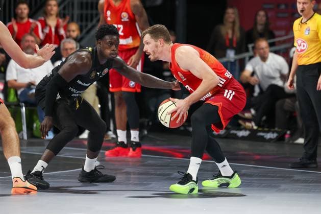Andreas Obst (FC Bayern Basketball, 13) mit Barra Njie (Basketball Loewen Braunschweig, 13), GER, FC Bayern Basketball vs. Basketball Loewen Braunschweig, Basketball, BBL Pokal, Achtelfinale, Saison 2025 2026, 20.10.2025, GER, FC Bayern Basketball vs. Basketball Loewen Braunschweig, Basketball, BBL Pokal, Achtelfinale, Saison 2025 2026, 20.10.2025 Muenchen Copyright: xEibner-Pressefoto JennixMaulx EP_JML