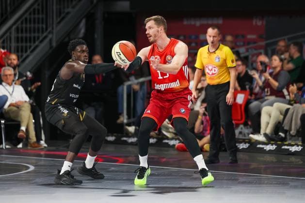Andreas Obst (FC Bayern Basketball, 13) mit Barra Njie (Basketball Loewen Braunschweig, 13), GER, FC Bayern Basketball vs. Basketball Loewen Braunschweig, Basketball, BBL Pokal, Achtelfinale, Saison 2025 2026, 20.10.2025, GER, FC Bayern Basketball vs. Basketball Loewen Braunschweig, Basketball, BBL Pokal, Achtelfinale, Saison 2025 2026, 20.10.2025 Muenchen Copyright: xEibner-Pressefoto JennixMaulx EP_JML