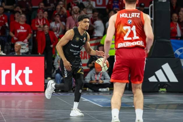 Adrian Worthy (Basketball Loewen Braunschweig, 00) mit Ball, mit Justuz Hollatz (FC Bayern Basketball, 21), GER, FC Bayern Basketball vs. Basketball Loewen Braunschweig, Basketball, BBL Pokal, Achtelfinale, Saison 2025 2026, 20.10.2025, GER, FC Bayern Basketball vs. Basketball Loewen Braunschweig, Basketball, BBL Pokal, Achtelfinale, Saison 2025 2026, 20.10.2025 Muenchen Copyright: xEibner-Pressefoto JennixMaulx EP_JML