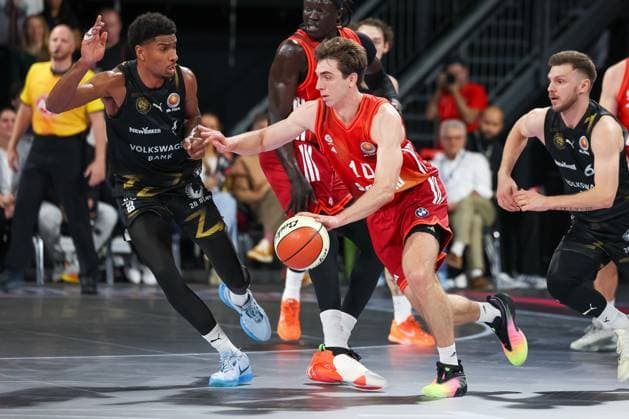 Justinian Jessup (FC Bayern Basketball, 10) mit Ball mit David NGuessan (Basketball Loewen Braunschweig, 01) und Ferdinand Zylka (Basketball Loewen Braunschweig, 06), GER, FC Bayern Basketball vs. Basketball Loewen Braunschweig, Basketball, BBL Pokal, Achtelfinale, Saison 2025 2026, 20.10.2025, GER, FC Bayern Basketball vs. Basketball Loewen Braunschweig, Basketball, BBL Pokal, Achtelfinale, Saison 2025 2026, 20.10.2025 Muenchen Copyright: xEibner-Pressefoto JennixMaulx EP_JML