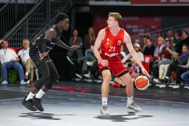 Justuz Hollatz (FC Bayern Basketball, 21) mit Ball mit Adrian Worthy (Basketball Loewen Braunschweig, 00), GER, FC Bayern Basketball vs. Basketball Loewen Braunschweig, Basketball, BBL Pokal, Achtelfinale, Saison 2025 2026, 20.10.2025, GER, FC Bayern Basketball vs. Basketball Loewen Braunschweig, Basketball, BBL Pokal, Achtelfinale, Saison 2025 2026, 20.10.2025 Muenchen Copyright: xEibner-Pressefoto JennixMaulx EP_JML