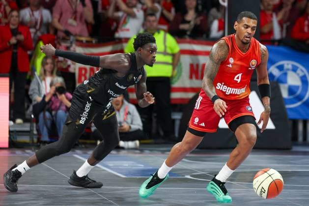 Xavier Rathan-Mayes (FC Bayern Basketball, 04) mit Adrian Worthy (Basketball Loewen Braunschweig, 00), GER, FC Bayern Basketball vs. Basketball Loewen Braunschweig, Basketball, BBL Pokal, Achtelfinale, Saison 2025 2026, 20.10.2025, GER, FC Bayern Basketball vs. Basketball Loewen Braunschweig, Basketball, BBL Pokal, Achtelfinale, Saison 2025 2026, 20.10.2025 Muenchen Copyright: xEibner-Pressefoto JennixMaulx EP_JML