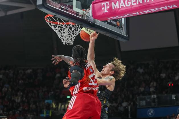 Benjamin Schroeder (Basketball Loewen Braunschweig, 02) mit Ball am Netz im Zweikampf mit Wenyen Gabriel (FC Bayern Basketball, 32), GER, FC Bayern Basketball vs. Basketball Loewen Braunschweig, Basketball, BBL Pokal, Achtelfinale, Saison 2025 2026, 20.10.2025, GER, FC Bayern Basketball vs. Basketball Loewen Braunschweig, Basketball, BBL Pokal, Achtelfinale, Saison 2025 2026, 20.10.2025 Muenchen Copyright: xEibner-Pressefoto JennixMaulx EP_JML