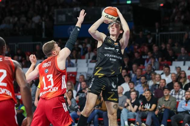 Benjamin Schroeder (Basketball Loewen Braunschweig, 02) beim Wurf mit Andreas Obst (FC Bayern Basketball, 13), GER, FC Bayern Basketball vs. Basketball Loewen Braunschweig, Basketball, BBL Pokal, Achtelfinale, Saison 2025 2026, 20.10.2025, GER, FC Bayern Basketball vs. Basketball Loewen Braunschweig, Basketball, BBL Pokal, Achtelfinale, Saison 2025 2026, 20.10.2025 Muenchen Copyright: xEibner-Pressefoto JennixMaulx EP_JML