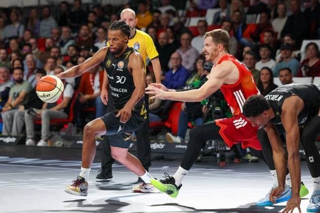 Chip Flanigan (Basketball Loewen Braunschweig, 30) mit Ball mit Andreas Obst (FC Bayern Basketball, 13), GER, FC Bayern Basketball vs. Basketball Loewen Braunschweig, Basketball, BBL Pokal, Achtelfinale, Saison 2025 2026, 20.10.2025, GER, FC Bayern Basketball vs. Basketball Loewen Braunschweig, Basketball, BBL Pokal, Achtelfinale, Saison 2025 2026, 20.10.2025 Muenchen Copyright: xEibner-Pressefoto JennixMaulx EP_JML