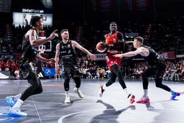 BBL Pokal, FC Bayern München - Basketball Löwen Braunschweig; 20.10.2025 David NGuessan (Basketball Löwen Braunschweig, 1), Ferdinand Zylka (Basketball Löwen Braunschweig, 6), Wenyen Gabriel (FC Bayern München, 32) am Ball, Luka Scuka (Basketball Löwen Braunschweig, 5) BBL Pokal, FC Bayern München - Basketball Löwen Braunschweig; München, BMW Park am 20.10.2025 Copyright: xBEAUTIFULxSPORTS Wunderlx