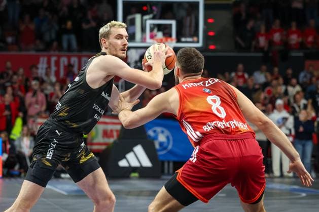 Philipp Hartwich (Basketball Loewen Braunschweig, 15) mit Ball mit Leon Kratzer (FC Bayern Basketball, 08), GER, FC Bayern Basketball vs. Basketball Loewen Braunschweig, Basketball, BBL Pokal, Achtelfinale, Saison 2025 2026, 20.10.2025, GER, FC Bayern Basketball vs. Basketball Loewen Braunschweig, Basketball, BBL Pokal, Achtelfinale, Saison 2025 2026, 20.10.2025 Muenchen Copyright: xEibner-Pressefoto JennixMaulx EP_JML