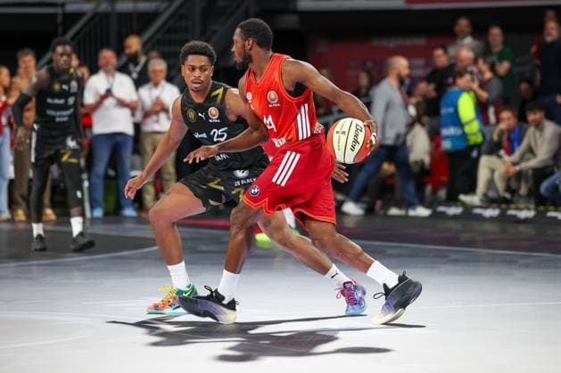 Kamar Baldwin (FC Bayern Basketball, 44) mit Grant Sherfield (Basketball Loewen Braunschweig, 25), GER, FC Bayern Basketball vs. Basketball Loewen Braunschweig, Basketball, BBL Pokal, Achtelfinale, Saison 2025 2026, 20.10.2025, GER, FC Bayern Basketball vs. Basketball Loewen Braunschweig, Basketball, BBL Pokal, Achtelfinale, Saison 2025 2026, 20.10.2025 Muenchen Copyright: xEibner-Pressefoto JennixMaulx EP_JML