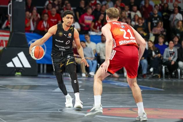 Adrian Worthy (Basketball Loewen Braunschweig, 00) mit Justuz Hollatz (FC Bayern Basketball, 21), GER, FC Bayern Basketball vs. Basketball Loewen Braunschweig, Basketball, BBL Pokal, Achtelfinale, Saison 2025 2026, 20.10.2025, GER, FC Bayern Basketball vs. Basketball Loewen Braunschweig, Basketball, BBL Pokal, Achtelfinale, Saison 2025 2026, 20.10.2025 Muenchen Copyright: xEibner-Pressefoto JennixMaulx EP_JML
