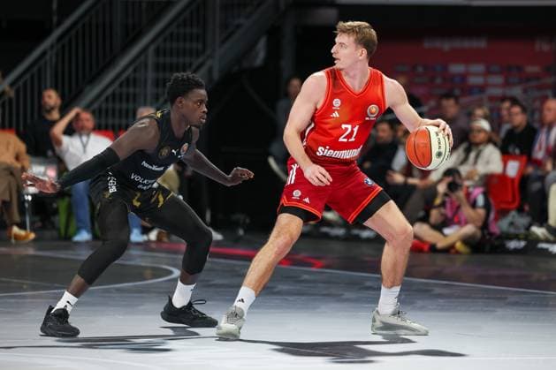 Justuz Hollatz (FC Bayern Basketball, 21) mit Ball mit Barra Njie (Basketball Loewen Braunschweig, 13), GER, FC Bayern Basketball vs. Basketball Loewen Braunschweig, Basketball, BBL Pokal, Achtelfinale, Saison 2025 2026, 20.10.2025, GER, FC Bayern Basketball vs. Basketball Loewen Braunschweig, Basketball, BBL Pokal, Achtelfinale, Saison 2025 2026, 20.10.2025 Muenchen Copyright: xEibner-Pressefoto JennixMaulx EP_JML