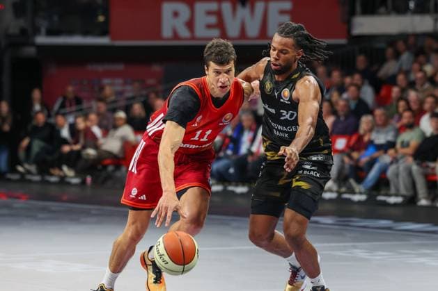 Vladimir Lucic (FC Bayern Basketball, 11) mit Ball mit Chip Flanigan (Basketball Loewen Braunschweig, 30), GER, FC Bayern Basketball vs. Basketball Loewen Braunschweig, Basketball, BBL Pokal, Achtelfinale, Saison 2025 2026, 20.10.2025, GER, FC Bayern Basketball vs. Basketball Loewen Braunschweig, Basketball, BBL Pokal, Achtelfinale, Saison 2025 2026, 20.10.2025 Muenchen Copyright: xEibner-Pressefoto JennixMaulx EP_JML