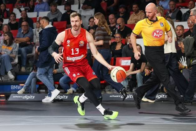 Andreas Obst (FC Bayern Basketball, 13) mit Ball, GER, FC Bayern Basketball vs. Basketball Loewen Braunschweig, Basketball, BBL Pokal, Achtelfinale, Saison 2025 2026, 20.10.2025, GER, FC Bayern Basketball vs. Basketball Loewen Braunschweig, Basketball, BBL Pokal, Achtelfinale, Saison 2025 2026, 20.10.2025 Muenchen Copyright: xEibner-Pressefoto JennixMaulx EP_JML