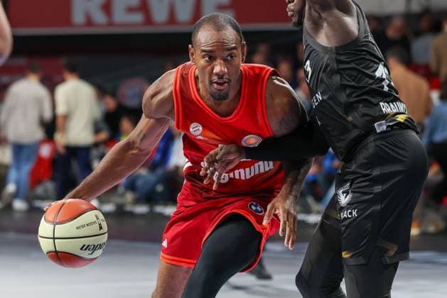 Isiaha Mike (FC Bayern Basketball, 22) mit Ball mit Barra Njie (Basketball Loewen Braunschweig, 13), GER, FC Bayern Basketball vs. Basketball Loewen Braunschweig, Basketball, BBL Pokal, Achtelfinale, Saison 2025 2026, 20.10.2025, GER, FC Bayern Basketball vs. Basketball Loewen Braunschweig, Basketball, BBL Pokal, Achtelfinale, Saison 2025 2026, 20.10.2025 Muenchen Copyright: xEibner-Pressefoto JennixMaulx EP_JML