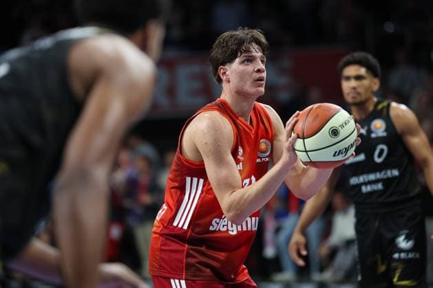 Nikolas Sermpezis (FC Bayern Basketball, 30) beim Freiwurf, GER, FC Bayern Basketball vs. Basketball Loewen Braunschweig, Basketball, BBL Pokal, Achtelfinale, Saison 2025 2026, 20.10.2025, GER, FC Bayern Basketball vs. Basketball Loewen Braunschweig, Basketball, BBL Pokal, Achtelfinale, Saison 2025 2026, 20.10.2025 Muenchen Copyright: xEibner-Pressefoto JennixMaulx EP_JML