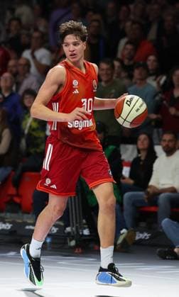 Nikolas Sermpezis (FC Bayern Basketball, 30) mit Ball, GER, FC Bayern Basketball vs. Basketball Loewen Braunschweig, Basketball, BBL Pokal, Achtelfinale, Saison 2025 2026, 20.10.2025, GER, FC Bayern Basketball vs. Basketball Loewen Braunschweig, Basketball, BBL Pokal, Achtelfinale, Saison 2025 2026, 20.10.2025 Muenchen Copyright: xEibner-Pressefoto JennixMaulx EP_JML