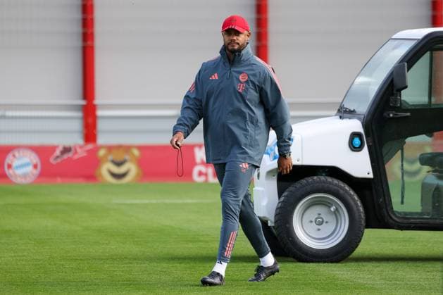Vincent Kompany (FC Bayern Muenchen, Cheftrainer), GER, Abschlusstraining, FC Bayern Muenchen, Fussball, UEFA Champions League, Liga-Phase, 3. Spieltag, Saison 2025 2026, 21.10.2025, GER, Abschlusstraining, FC Bayern Muenchen, Fussball, UEFA Champions League, Liga-Phase, 3. Spieltag, Saison 2025 2026, 21.10.2025 Muenchen Copyright: xEibner-Pressefoto JennixMaulx EP_JML