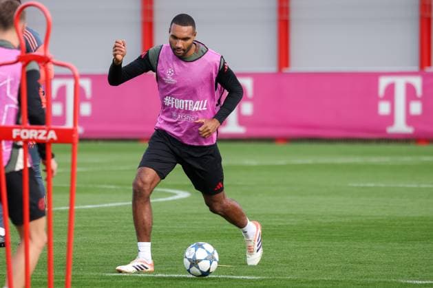 Jonathan Tah (FC Bayern Muenchen, 04) mit Ball, GER, Abschlusstraining, FC Bayern Muenchen, Fussball, UEFA Champions League, Liga-Phase, 3. Spieltag, Saison 2025 2026, 21.10.2025, GER, Abschlusstraining, FC Bayern Muenchen, Fussball, UEFA Champions League, Liga-Phase, 3. Spieltag, Saison 2025 2026, 21.10.2025 Muenchen Copyright: xEibner-Pressefoto JennixMaulx EP_JML